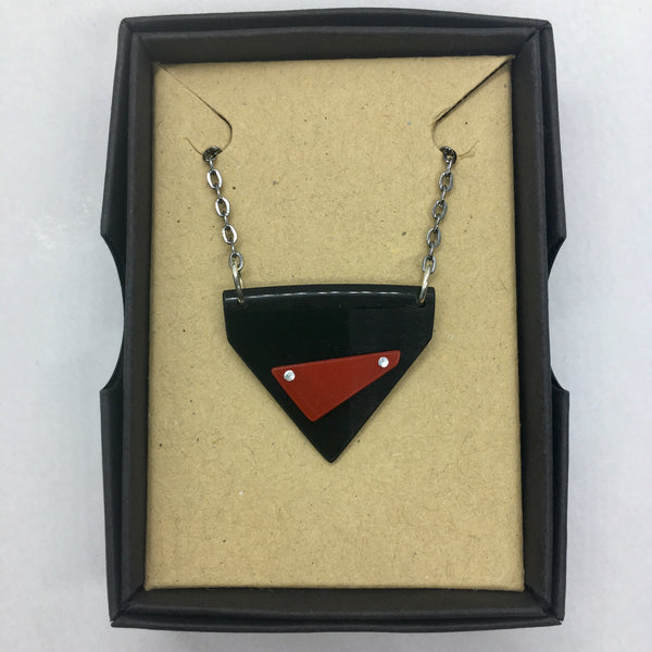 Black and red riveted small necklace