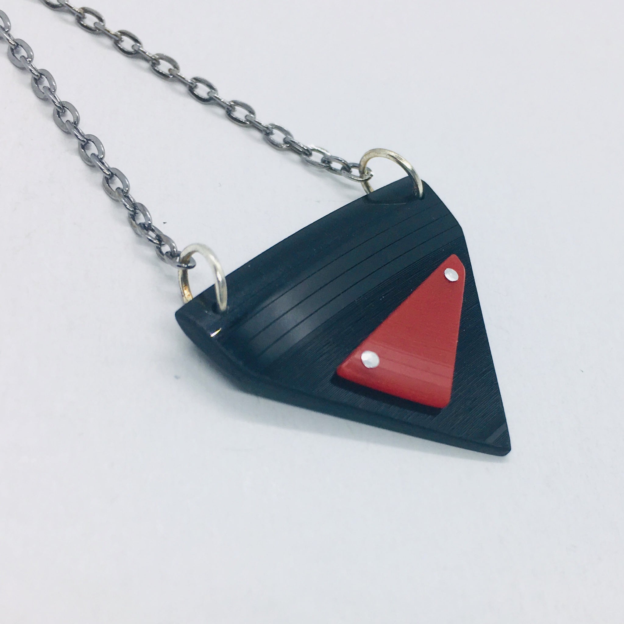 Black and red riveted small necklace
